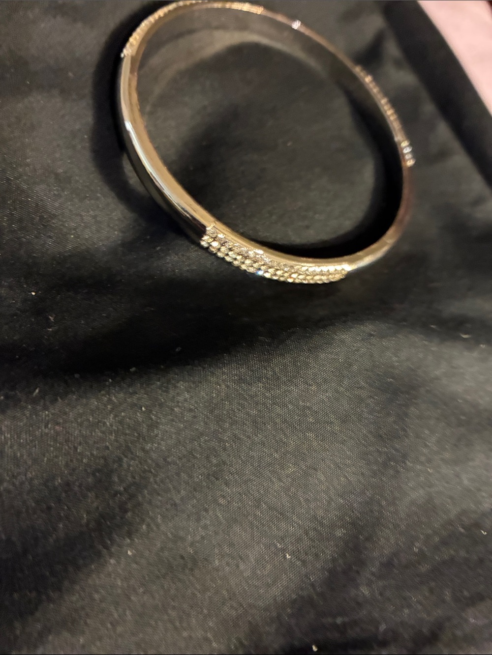 Elegant silver bangle